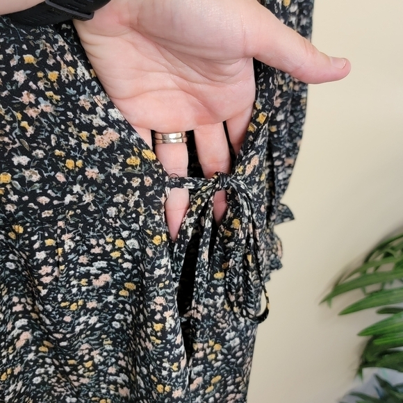 NWT Everyday Chic Boutique | Flirt with Florals Faux Crossover Side Tie Blouse - Picture 3 of 7